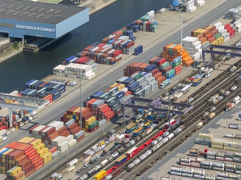 Der Duisburger Hafen ist ein so genannter trimodaler Hafen. Die Güter werden vom Schiff auf Bahnwaggons oder auf den Lkw umgeschlagen.