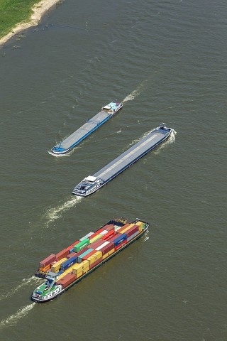 Manchmal ist ganz schön viel Verkehr - das hängt aber nicht von bestimmten Uhrzeiten ab, sondern davon, ob etwa in Rotterdam ein großes Schiff seine Ware gelöscht hat. Dann machen sich die Binnenschiffer auf dem Weg zum Kunden.