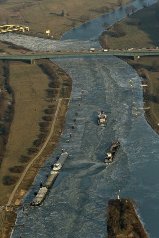 Auch im Winter geht die Schifffahrt weiter.