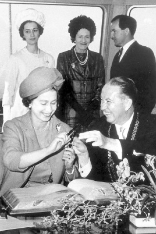 Der Hafen lockte auch immer hohen Besuch an. Am 25.Mai 1965 stattete  Königin Elisabeth II dem Duisburger Hafen einen Besuch ab.  Oberbürgermeister August Seeling half mit seinem Füllhalter aus. Foto: Stadt Duisburg Bild: Presseamt alte Fotos Jahresrückblick 1900 bis 2000 100 Jahre 100 historische Bilder aus Duisburg