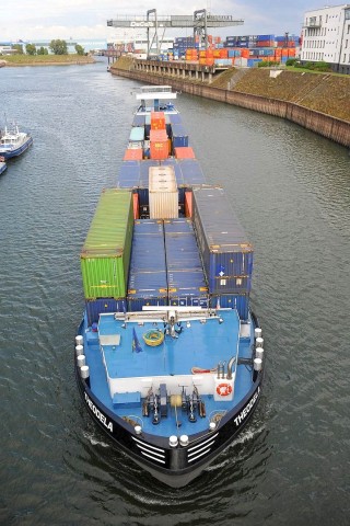 Ein Containerschiff auf den Wef in den Hafen. Im Hintergrund sieht man das DeCeTe-Terminal, es war eines der ersten Terminals, das für den Containerumschlag gebaut wurde. Foto: Stephan Eickershoff/WAZFotoPool