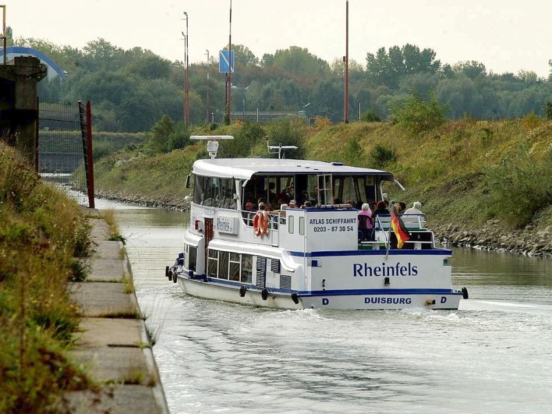 Er hat nicht nur die klassische Hafenrundfahrt im Programm, sondern steuert auch die so genannten vergessenen Häfen an. Hier kreuzt die Rheinfels im Kultushafen. waz-Bild : Stephan Eickershoff