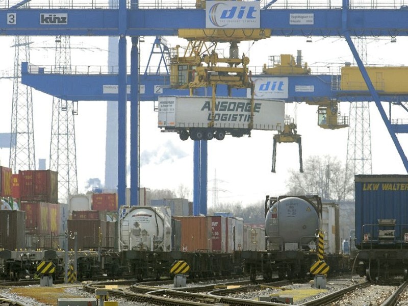 Ein Lkw hängt am Kran des DIT Containerterminals. Photo©: Andreas Mangen / waz