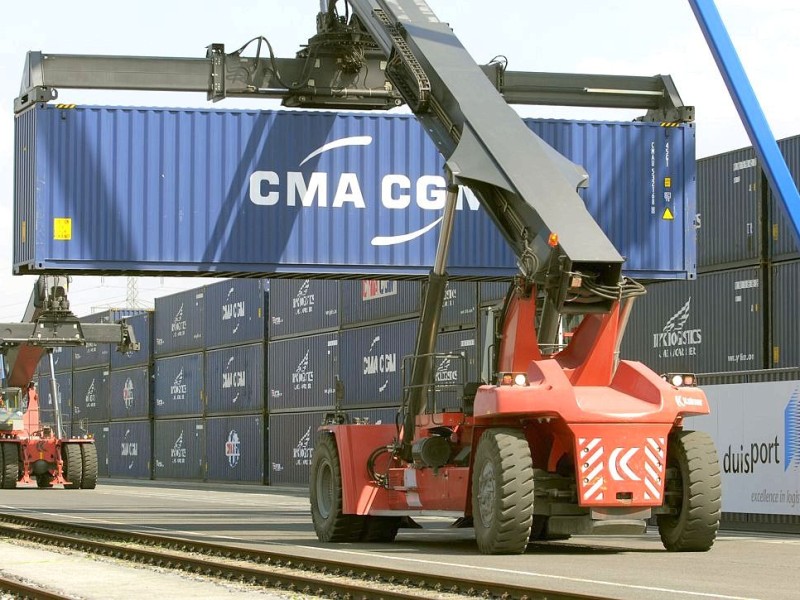 Spezielle Stapler bugsieren die Container hin und her.  Photo©: Andreas Mangen / waz