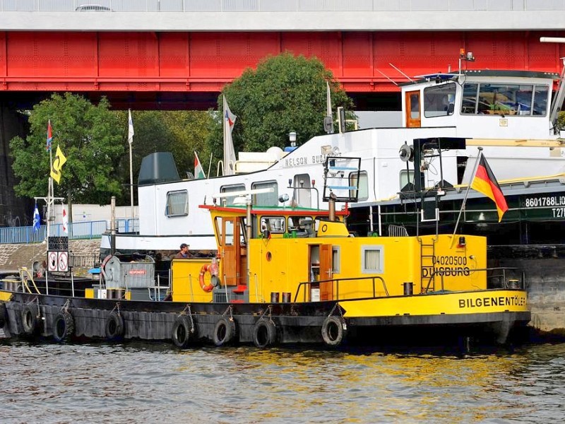 Dem Bilgenentöler-Schiff kommt eine wichtige Aufgabe zu. Ein Bilgenentöler ist ein Schiff, das insbesondere in der Binnenschifffahrt Ölabfälle von Motorschiffen einsammelt und entsorgt. Foto: Stephan Eickershoff / WAZ FotoPool