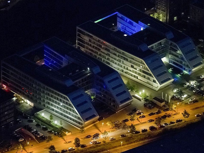 Das Büro-Gebäude H2Office imm Innenhafen soll an zwei riesige Katamarane erinnern. Entworfen wurden die Gebäude, in denen sowohl Büros als auch Gastronomie untergebracht sind, von dem Architektbüro Bothe Richter Teherani.