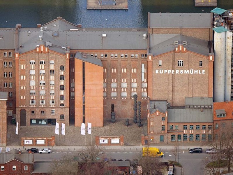 Auch die Küppersmühle steht für den Strukturwandel. Als die Mühle 1969 mit den Küpperswerken in Homberg fusionierte, kam sie zu ihrem heutigen Namen. 1972 wurde sie stillgelegt, doch eine Bürgerinitiative sorgte für den Erhalt des abrissgefährdeten Baus. Foto: Luftbild Hans Blossey, Copyright: hans@blossey.eu, 04.03.2010