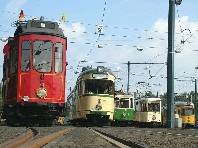 Gruppenaufnahme der historischen Fahrzeuge (v.l.n.r): Tuerkenwagen (500), Doppelgelenktriebwagen (705), Sueddeutscher (144), Aufbautriebwagen (888) und Siebzehnhunderter (1735).