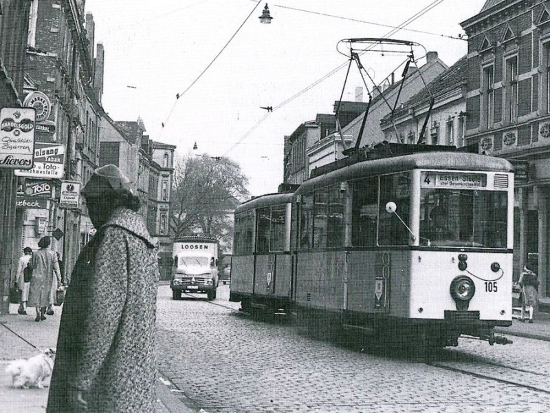 Historisches Foto: Eine Straßenbahn der Linie 4 der Bochum Gelsenkirchener Straßenbahnen auf der Fahrt von Wanne Eickel über Gelsenkirchen nach Steele auf der Krayer Straße 1950. Aus dem Buch Hundert Jahre in Essen auf Draht - Die Straßen Bahn der EVAG (Klartext Verlag).