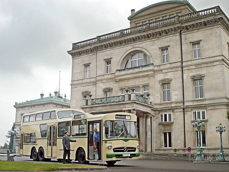 Historischer Anderthalbdecker vor der Villa Hügel.