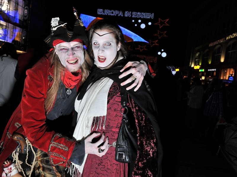 Der Zombiewalk zu Halloween in Essen.