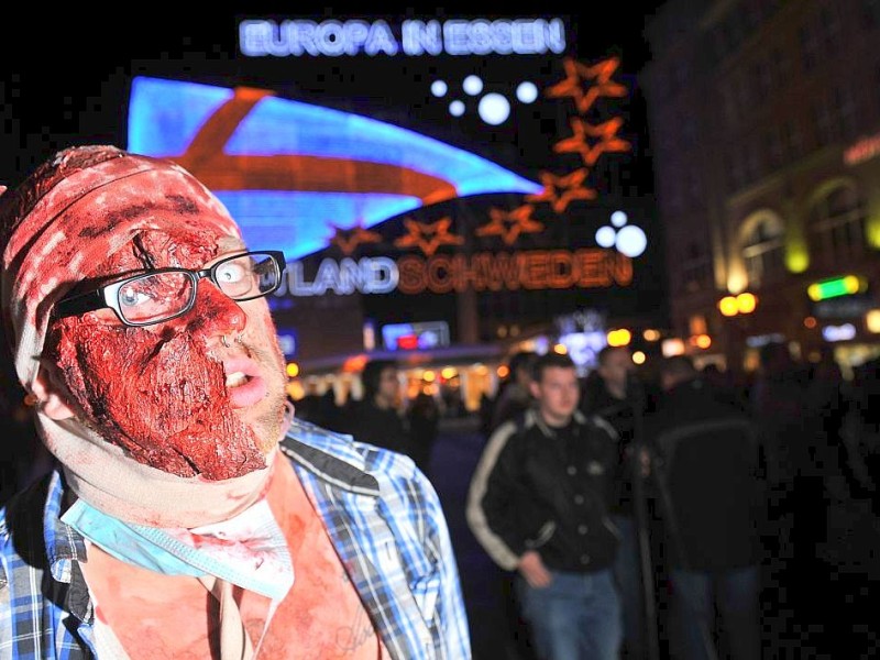 Der Zombiewalk zu Halloween in Essen.