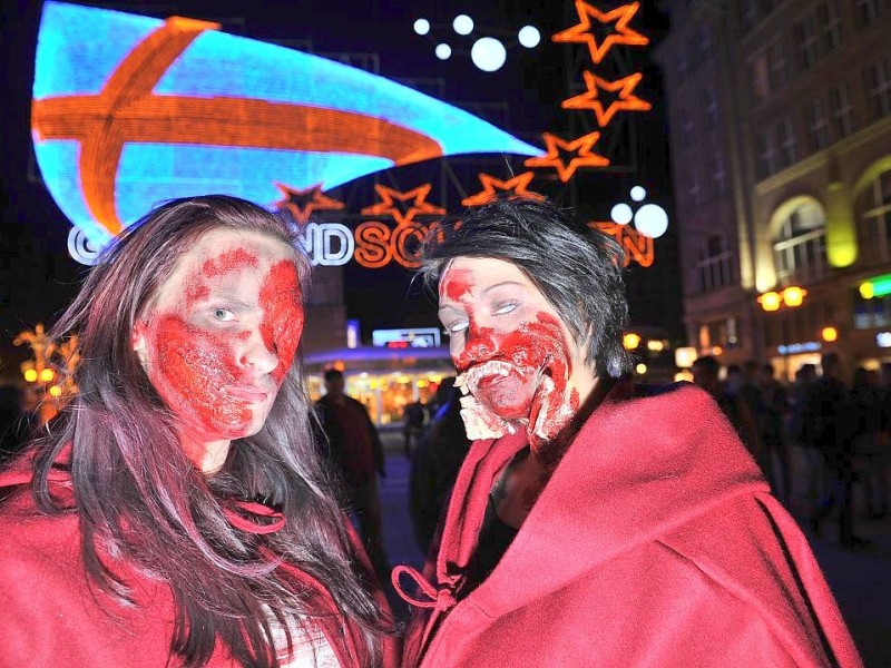 Der Zombiewalk zu Halloween in Essen.