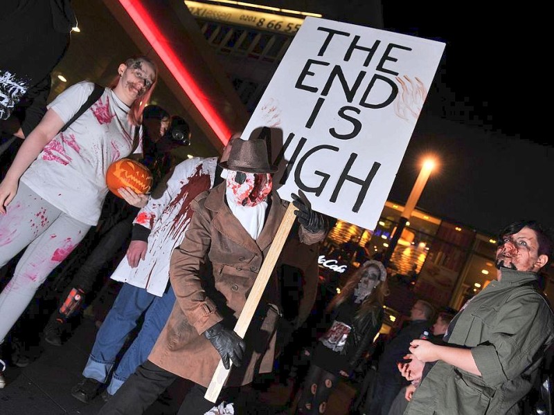 Der Zombiewalk zu Halloween in Essen.