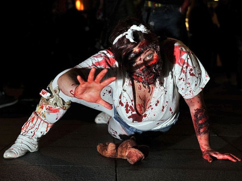 Der Zombiewalk zu Halloween in Essen.