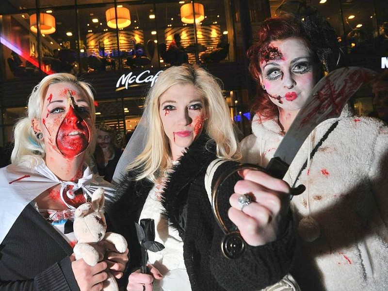 Der Zombiewalk zu Halloween in Essen.