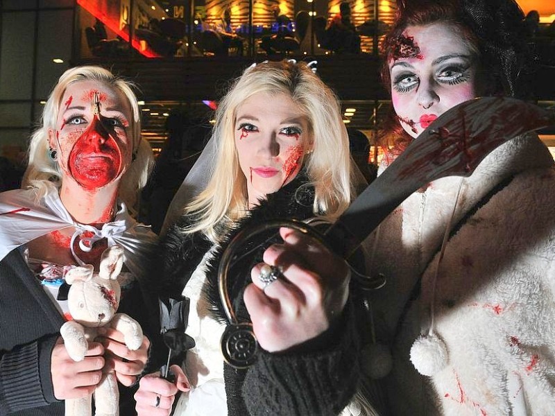 Der Zombiewalk zu Halloween in Essen.