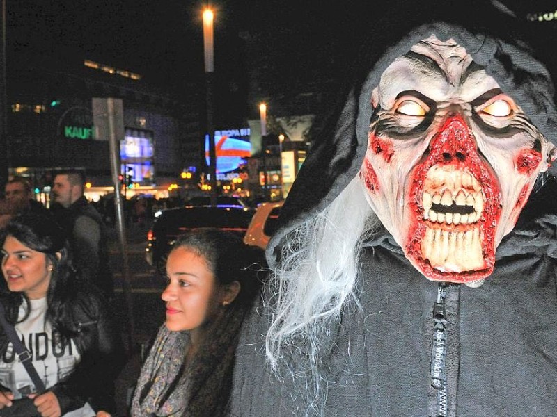 Der Zombiewalk zu Halloween in Essen.