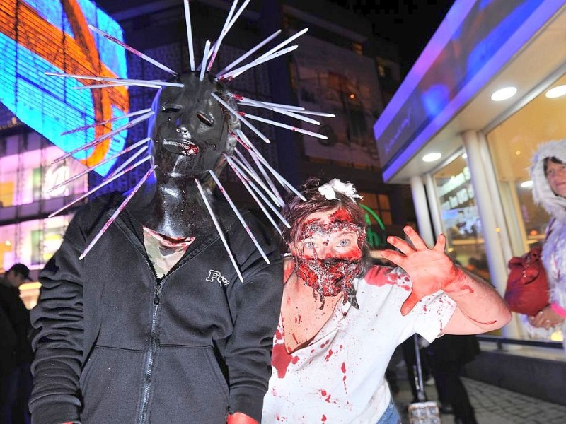 Der Zombiewalk zu Halloween in Essen.