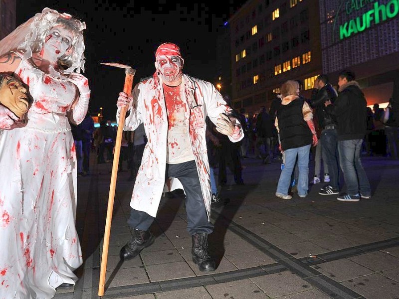 Der Zombiewalk zu Halloween in Essen.