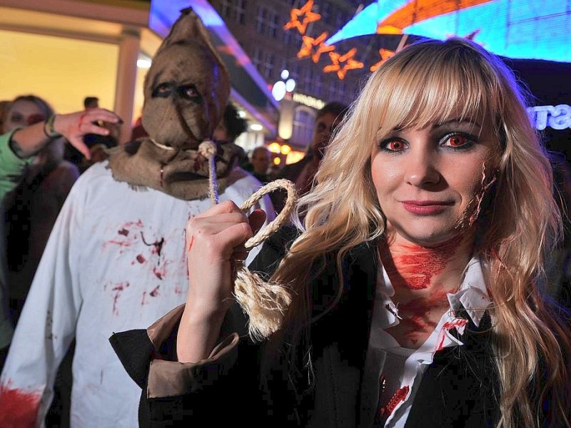 Der Zombiewalk zu Halloween in Essen.