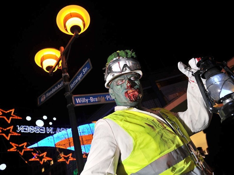 Der Zombiewalk zu Halloween in Essen.