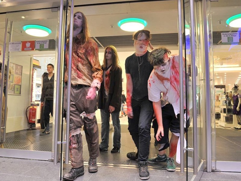 Der Zombiewalk zu Halloween in Essen.