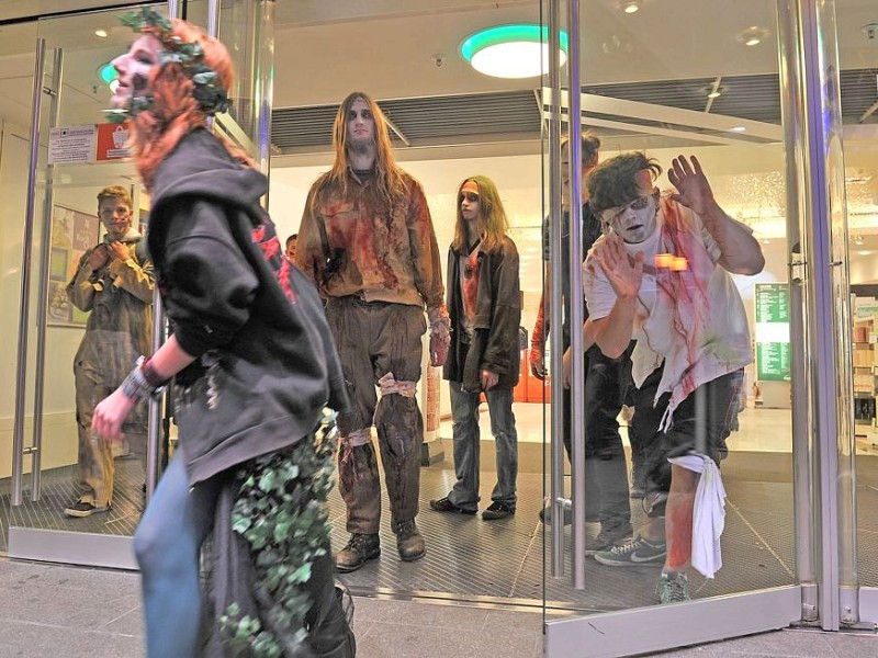 Der Zombiewalk zu Halloween in Essen.