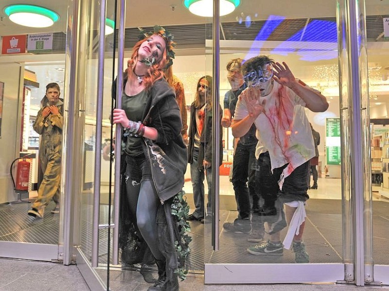 Der Zombiewalk zu Halloween in Essen.