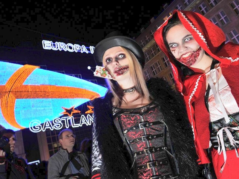 Der Zombiewalk zu Halloween in Essen.