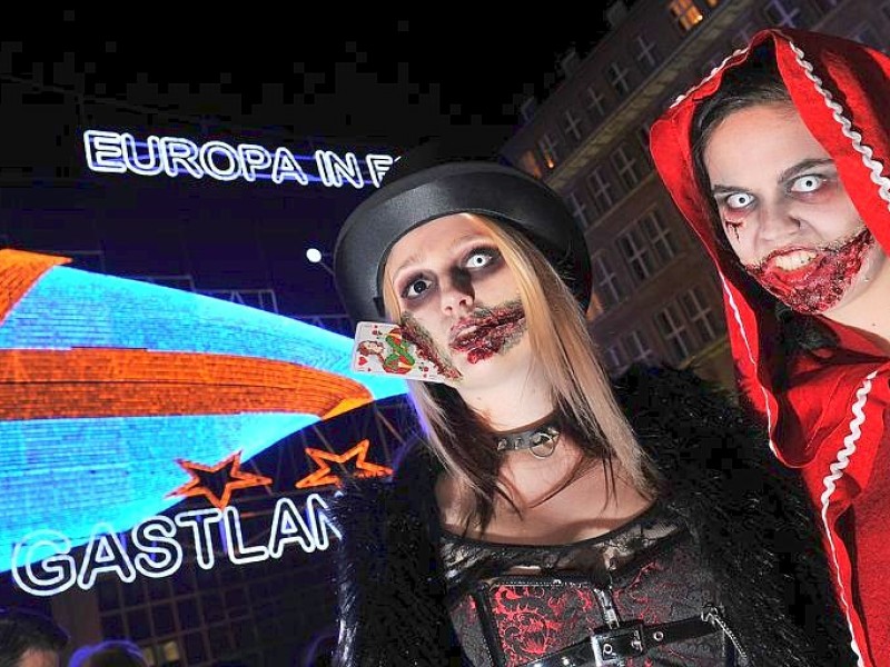 Der Zombiewalk zu Halloween in Essen.