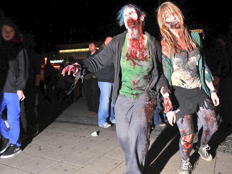 Der Zombiewalk zu Halloween in Essen.