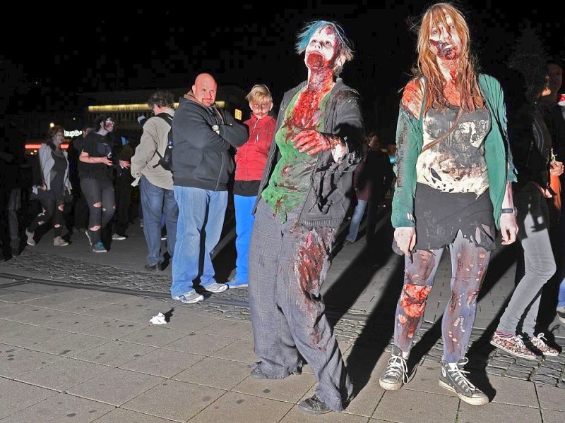 Der Zombiewalk zu Halloween in Essen.