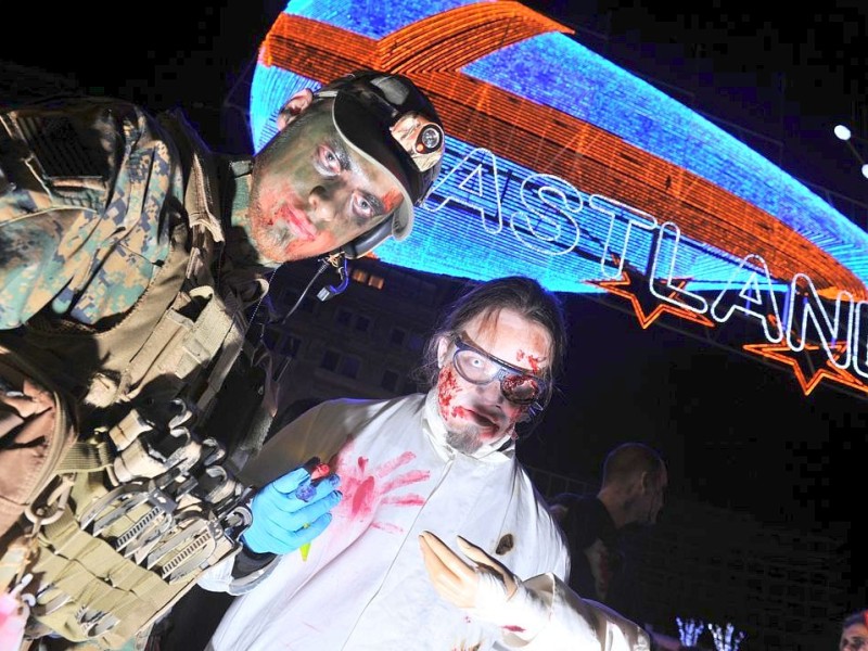 Der Zombiewalk zu Halloween in Essen.