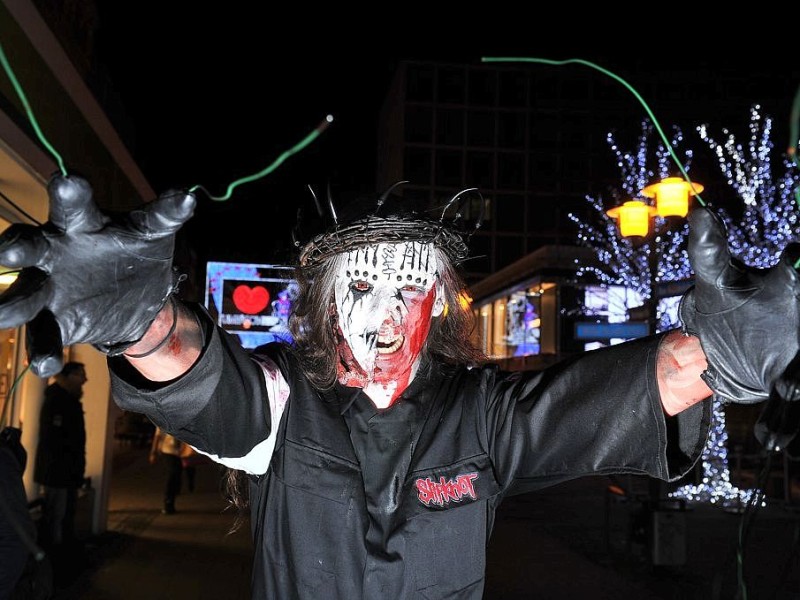 Der Zombiewalk zu Halloween in Essen.