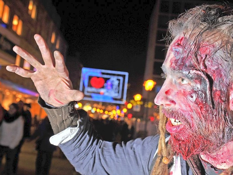 Der Zombiewalk zu Halloween in Essen.