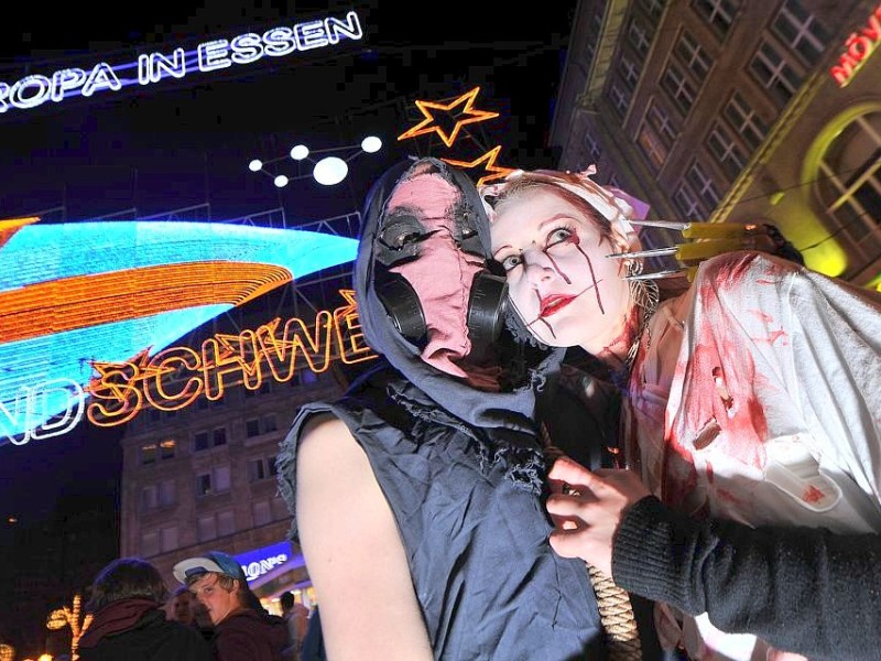 Der Zombiewalk zu Halloween in Essen.