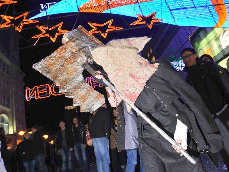 Der Zombiewalk zu Halloween in Essen.