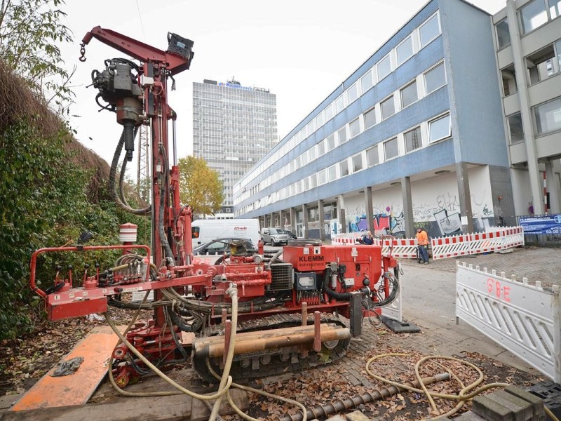 Bohrungen an der Bert-Brecht-Straße zwischen dem AEG-Haus und der Bahntrasse - hier wurde der bislang unbekannte Hohlraum entdeckt.