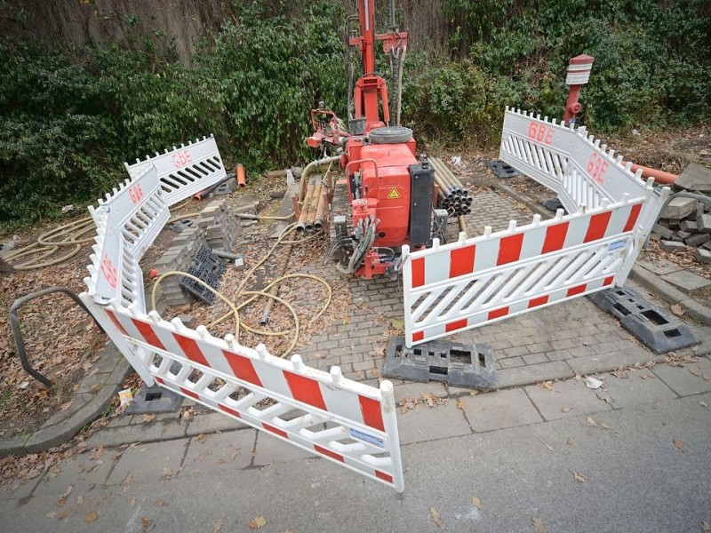 Probebohrungen sollen weitere Erkenntnisse bringen, wie groß die Hohlräume sind - und damit auch die Gefahr für den Bahnverkehr.