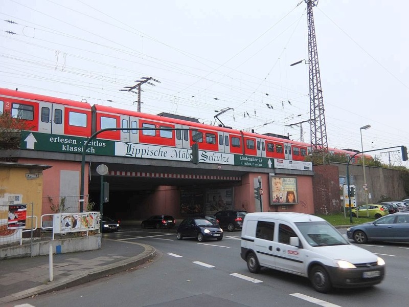 Züge und S-Bahnen dürfen nur im Schritttempo an der Stelle vorbeifahren, damit sich keinen größeren Schaden im unsicheren Erdreich anrichten.