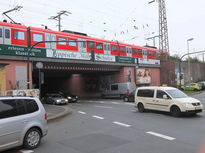 Züge und S-Bahnen dürfen nur im Schritttempo an der Stelle vorbeifahren, damit sich keinen größeren Schaden im unsicheren Erdreich anrichten.