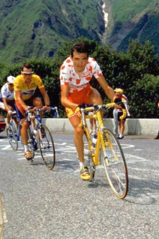 ...1998: Bei Tour-Halbzeit wurde das gesamte Team Festina mit dem Star Richard Virenque aus dem Rennen genommen, Am Vorabend des Starts war ein Betreuer mit verbotenen Sustanzen im Auto festgenommen worden. Zahlreiche Razzien veranlassten andere Teams zur Flucht, nur 14 von 21 gestarteten Mannschaften beendeten die Tour.