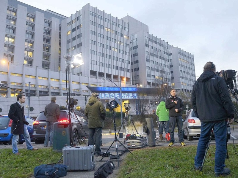 Journalisten aus aller Welt berichten aus Grenoble über den Gesundheitszustand Schumachers.