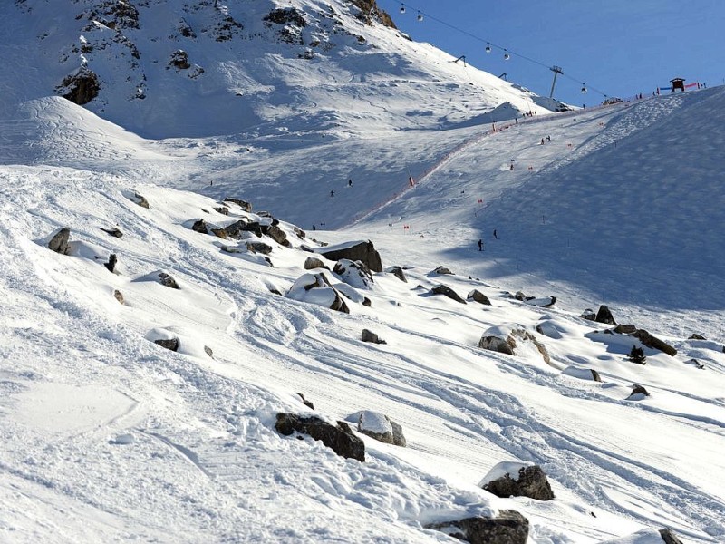 Dort sei der 44-Jährige beim Ansatz zu einer Wende gegen eine Felsen gefahren und in die Luft geschleudert worden. Kopfüber sei er dann auf einen Felsen gestürzt.