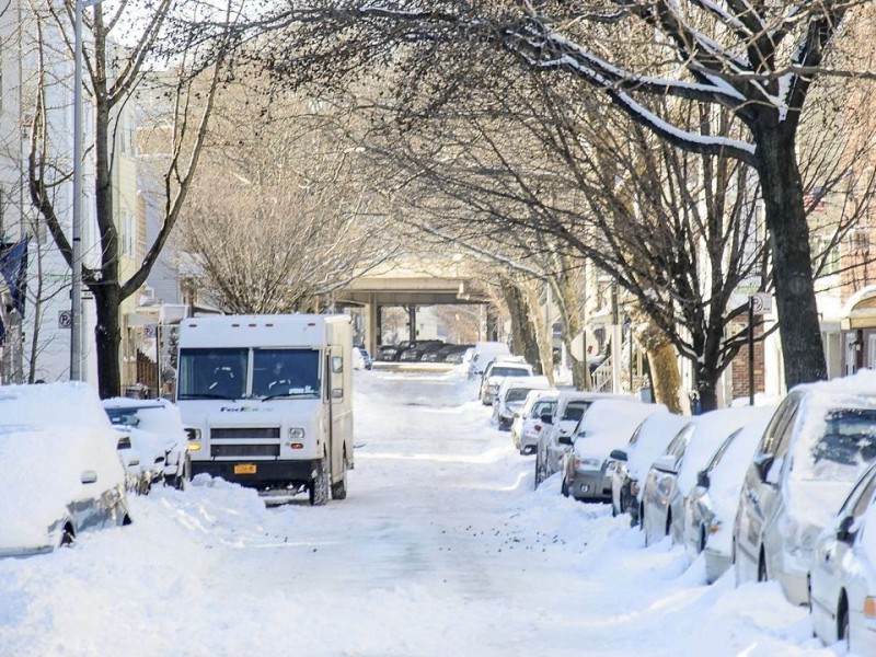 Die kälteste Luft seit zwei Jahrzehnten weht über Nordamerika. Selbst der Nationale Wetterdienst spricht von unglaublichen Temperaturen. Die Amerikaner packen sich warm ein - oder bleiben gleich zu Hause.