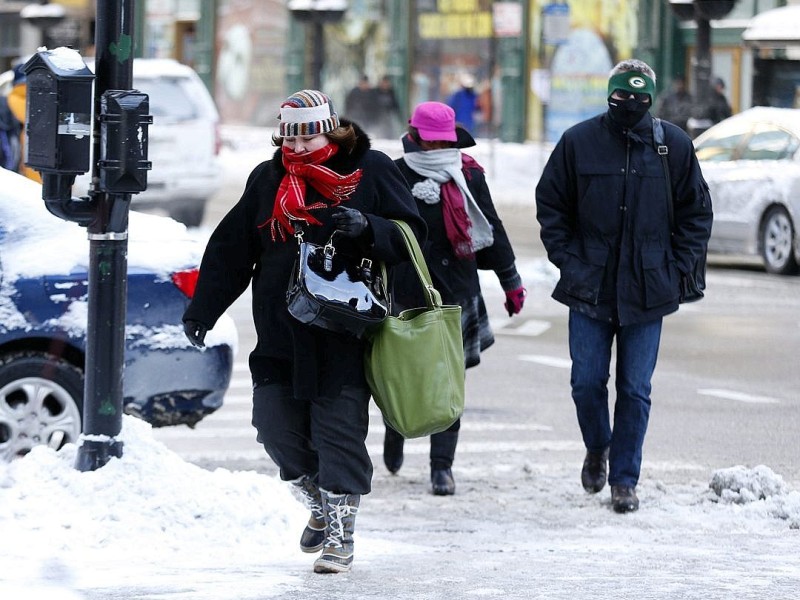 Menschen in Chicago trotzen der Eiseskälte.