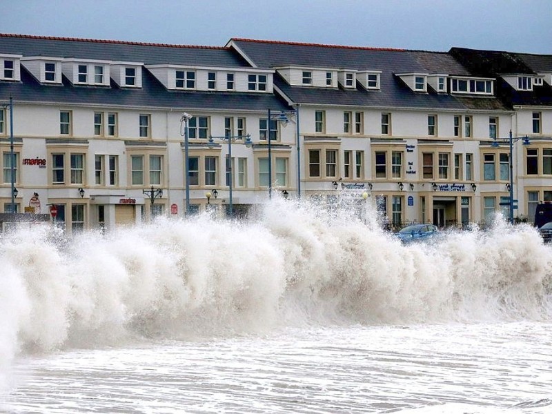 Wellen an der walisischen Küste.