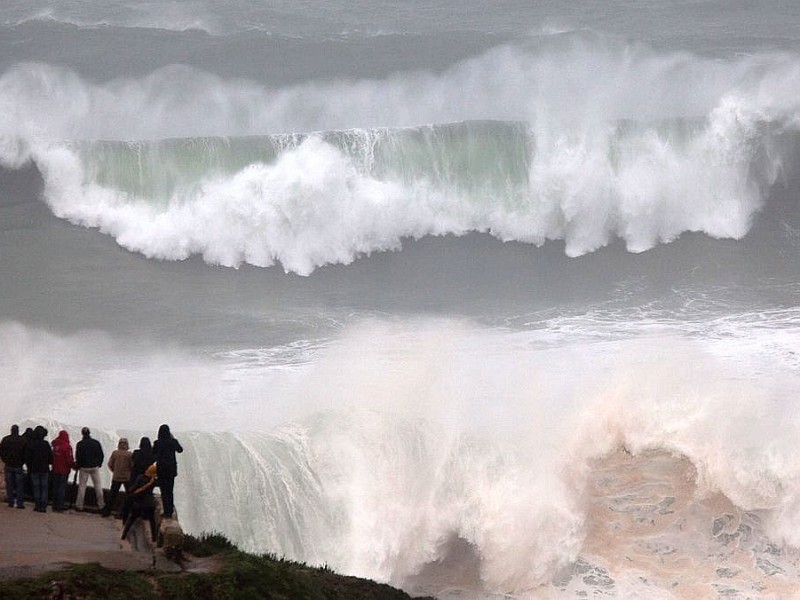 ...die brasilianische Big-Wave-Surferin Maya Gabeira dort im November fast ertrunken. Auch im Januar 2014...