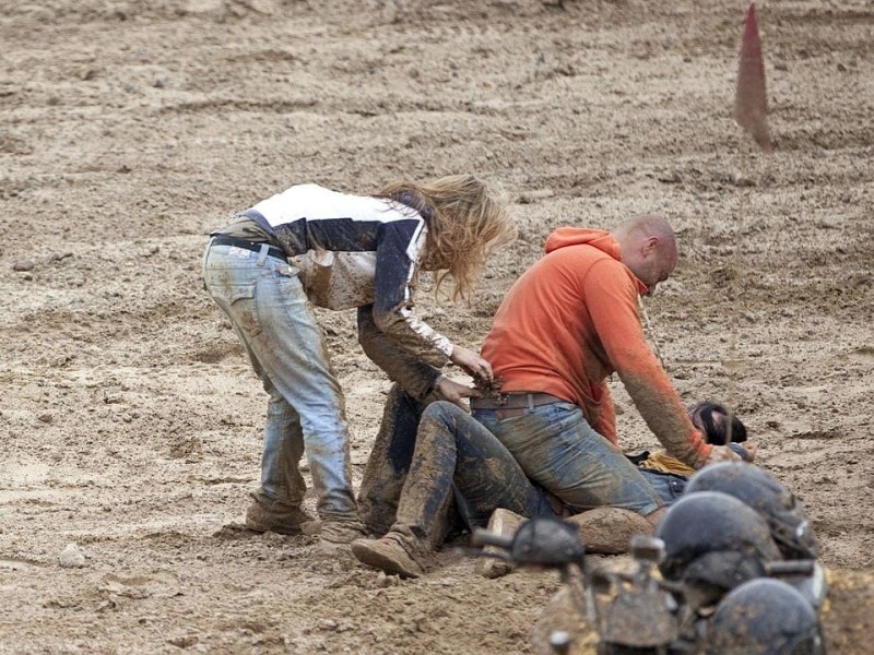 Christian ärgert Maggie (unten) und lässt sie im Schlamm der Quad Bike Strecke liegen. Daniela (l.) eilt ihr zu Hilfe.